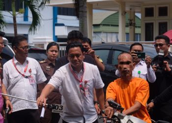 Tersangka Denni saat Melakukan Rekonstruksi di Taman Kota Jalan Diponegoro, foto: Mael/detak.media