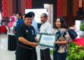 Walikota Blitar Santoso saat berikan hadiah secara simbolis kepada masyarakat Kota Blitar yang taat bayar pajak, foto: Dani ES/detak.media