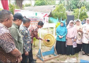 Sekda Natuna Boy Wijanarko Varianto saat memukul gong, menandakan Pekan Expo Pulau Akar Resmi dibuka (foto : Zaki/DM)