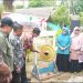 Sekda Natuna Boy Wijanarko Varianto saat memukul gong, menandakan Pekan Expo Pulau Akar Resmi dibuka (foto : Zaki/DM)