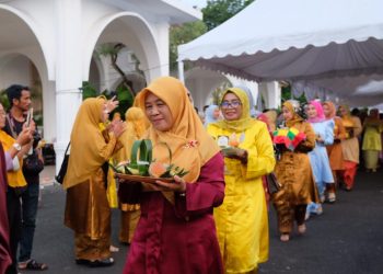 PKK Dispar Kepri (Kurung Kuning) saat Melakukan Parade Lomba Kue Tradisional Khas Melayu, foto: Mael/detak.media