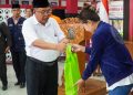 Walikota Blitar Santoso saat berikan paket bantuan gizi pada salah satu warga rawan stunting, foto: Dani ES/detak.media