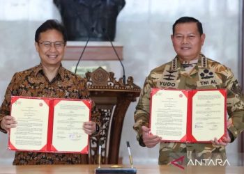 Menteri Kesehatan (Menkes) RI Budi Gunadi Sadikin (kiri) dan Panglima TNI Laksamana TNI Yudo Margono (kanan) menandatangani nota kesepahaman kerja sama di Mabes TNI Cilangkap, Jakarta Timur, Senin (6/11/2023). (ANTARA/HO-Kemenkes)