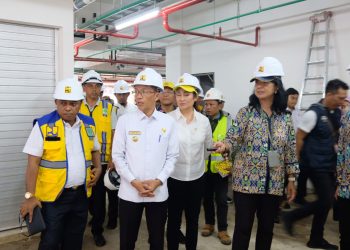 Dirjen Cipta Karya Kementerian PUPR, Diana saat Meninjau Progres Pembangunan Pasar Baru Tanjungpinang, bersama Pj Wali Kota. Hasan, foto: Mael/detak.media