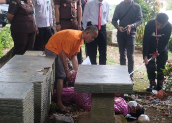 Tersangka Denny saat Memperagakan Aksi Pembunuhan Waria di Tanjungpinang, foto: Mael/detak.media