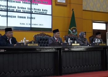 Pimpinan DPRD Kota Blitar saat membuka rapat paripurna pandangan umum fraksi atas Raperda kepariwisataan, dan 2 perda lainnya, foto: Dani ES/detak.media