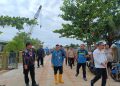 Pj Walikota Tanjungpinang, Hasan saat Meninjau Banjir di Gang Natuna Kelurahan Sei Jang, foto: Mael/detak.media