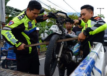 Anggota Gakum Laka lantas Satlantas Polresta Tanjungpinang saat Mengevakuasi Kendaraan Korban, foto: Mael/detak.media