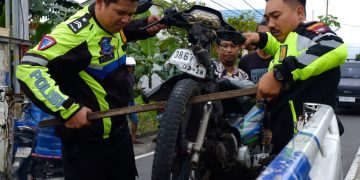 Anggota Gakum Laka lantas Satlantas Polresta Tanjungpinang saat Mengevakuasi Kendaraan Korban, foto: Mael/detak.media