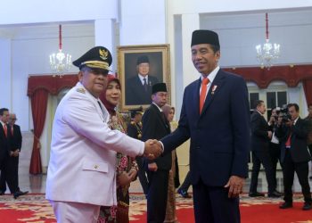 Presiden RI Joko Widodo (Jokowi) melantik Brigjen TNI (Purn) H. Edy Natar Nasution sebagai Gubernur Riau, di Istana Negara, Jakarta, Senin (27/11/2023). (Foto: Rahmat/Humas Setkab)