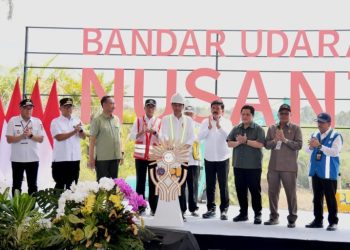 Presiden Joko Widodo melakukan peletakan batu pertama Bandar Udara Ibu Kota Nusantara (IKN) di Kabupaten Penajam Paser Utara, Provinsi Kalimantan Timur (01/1/2023). (Foto: BPMI Setpres)