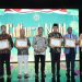 Kepala Balitbang Diklat Kemenag Suyitno (tengah) bersama dengan para penerima Moderasi Beragama Award 2023, foto: ist/kemenag.go.id