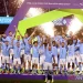 Pesepak bola Manchester City Kyle Walker (tengah) mengangkat tropi bersama rekannya setelah timnya berhasil menjuarai Piala Dunia Antarklub 2023 seusai laga final melawan Fluminense di King Abdullah Sports City, Jeddah, Arab Saudi, Sabtu (23/12/2023). Manchester City keluar sebagai juara setelah mengalahkan Fluminense dengan skor 4-0. ANTARA FOTO/Reuters/Ahmed Yosri/nym.