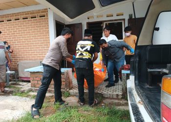 Jasad Korban yang Ditemukan Membusuk di Dalam Kamar saat Dievakuasi oleh Polisi, foto: Mael/detak.media