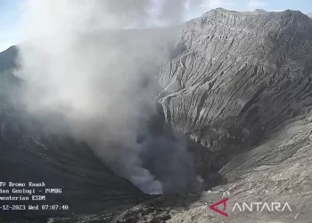 Tangkapan layar yang memperlihatkan asap berwarna putih dan kelabu keluar secara bersamaan dari kawah Gunung Bromo di Provinsi Jawa Timur, Rabu (13/12/2023). ANTARA/HO-PVMBG/aa.