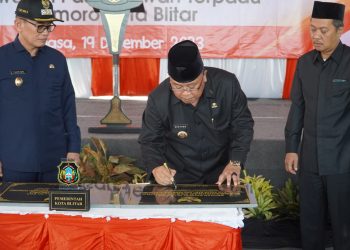 Walikota Blitar Santoso saat menandatangani prasasti selesai dibangunnya revitalisasi Pasar Dimoro, foto: Dani ES/detak.media