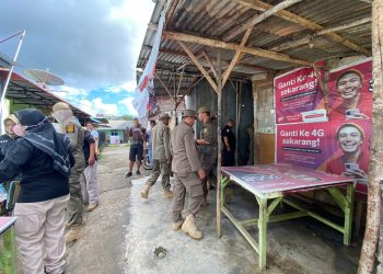 Satpol PP Tanjungpinang saat Membongkar Bangunan Liar di Jalan Bandara, foto: Mael/detak.media