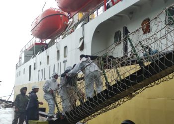 Penumpang saat Menaiki Kapal Sabuk Nusantara 48 di Pelabuhan SBP Tanjungpinang, foto: Mael/detak.media