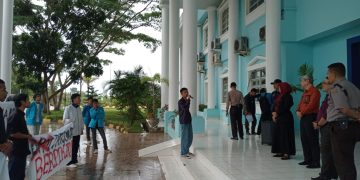 Brian saat menyampaikan orasi di depan Rektorat UMRAH, foto: Detak.media