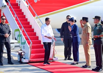 Presiden Jokowi tiba di Pangkalan Utama TNI AD (Lanumad) Ahmad Yani, Kota Semarang untuk melakukan kunjungan kerja di Provinsi Jawa Tengah, Rabu (13/12/2023). (Foto: BPMI Setpres/Muchlis Jr)