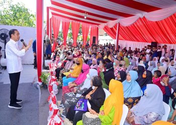 Penyerahan Bantuan Langsung Tunai (BLT) El Nino di Kantor Pos Genteng, Kabupaten Banyuwangi, Provinsi Jawa Timur, pada Rabu, 27 Desember 2023. (Foto: BPMI Setpres).