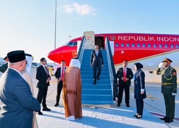 Presiden Jokowi dan delegasi terbatas tiba di Bandara Internasional Al Maktoum, Dubai, Persatuan Emirat Arab (PEA), Kamis (30/11/2023), sekitar pukul 16.25 waktu setempat (WS). (Foto: BPMI Setpres/Laily Rachev)