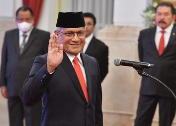 Presiden RI Joko Widodo (Jokowi) melantik Irjen Pol Marthinus Hukom sebagai Kepala BNN, Jumat (08/12/2023), di Istana Negara, Jakarta. (Foto: Humas Setkab/Jay)