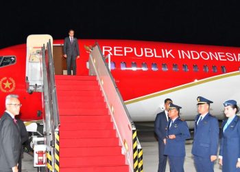 Presiden Jokowi tiba di Pangkalan TNI AU Halim Perdanakusuma, Jakarta, Selasa (19/12/2023) dini hari, sekitar pukul 01.10 WIB. (Foto: BPMI Setpres/Vico)