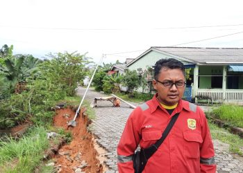 Kondisi Jalan Longsor di Perumahan Alam Tirta Lestari, foto: Mael/detak.media