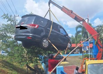 Mobil Wuling yang Menabrak Warung dan Kantor BP3MI Kepri, Jalan Nusantara Tanjungpinang, foto: Mael/detak.media