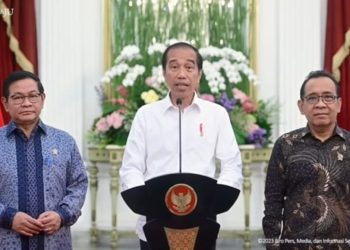 Presiden Jokowi didampingi Seskab Pramono Anung dan Mensesneg Pratikno memberikan keterangan pers, di Istana Merdeka, Jakarta, Jumat (08/12/2023). (Sumber: Tangkapan Layar)