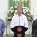 Presiden Jokowi didampingi Seskab Pramono Anung dan Mensesneg Pratikno memberikan keterangan pers, di Istana Merdeka, Jakarta, Jumat (08/12/2023). (Sumber: Tangkapan Layar)