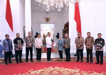 Presiden Jokowi menerima IHPS I Tahun 2023 dari Ketua BPK Isma Yatun, Jumat (08/12/2023), di Istana Merdeka, Jakarta. (Foto: Humas Setkab/Oji)