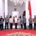 Presiden Jokowi menerima IHPS I Tahun 2023 dari Ketua BPK Isma Yatun, Jumat (08/12/2023), di Istana Merdeka, Jakarta. (Foto: Humas Setkab/Oji)