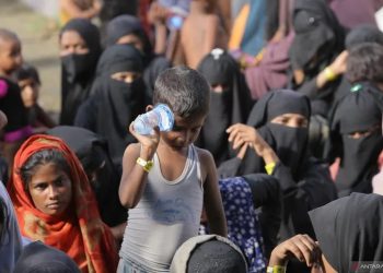 Imigran etnis Rohingya berada di depan pagar Kantor Gubernur Aceh, Banda Aceh, Aceh, Senin (11/12/2023). ANTARA/Khalis Surry (ANTARA/Khalis Surry)