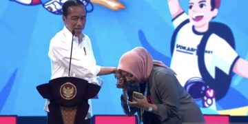 Tangkapan layar Presiden Joko Widodo (Jokowi) bersalaman dengan salah satu penerima Kartu Indonesia Pintar (KIP) Kuliah dalam agenda Vokasifest dan Festival Kampus Merdeka ke-3 Tahun 2023 di Graha Bhakti Budaya Taman Ismail Marzuki, Jakarta, diikuti dalam jaringan (daring) di Jakarta, Senin (11/12/2023). (ANTARA/Andi Firdaus).