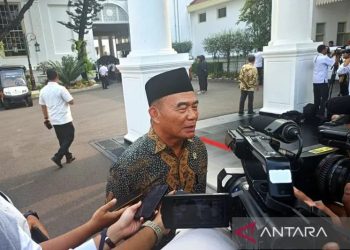 Menteri Koordinator Bidang Pembangunan Manusia dan Kebudayaan (Menko PMK) Muhadjir Effendy saat menyampaikan keterangan terkait mitigasi mudik libur Natal dan Tahun Baru di Istana Negara Jakarta, Senin (11/12/2023). ANTARA/Rangga Pandu Asmara Jingga/aa.