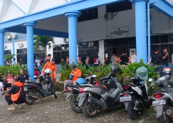 Ratusan Buruh asal Batam saat Melakukan Aksi Demo di Kantor Disnakertrans Kepri, Jalan DI Panjaitan Tanjungpinang, foto: Mael/detak.media