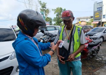 Penggun Parkir saat Membayar Parkir Menggunakan Sistem Non Tunai, foto: Mael/detak.media