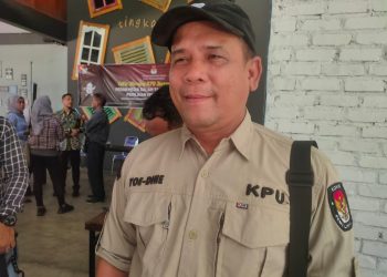 Komisioner KPU Tanjungpinang Andri Yudi saat Diwawancarai, foto: Mael/detak.media