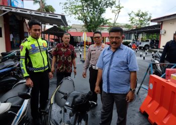 Polisi saat Memperlihatkan Sepeda Motor Pelaku MF yang Digunakan untuk Standing dan Menewaskan Pejalan Kaki, foto: Mael/detak.media