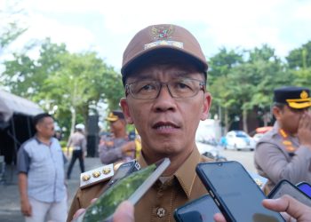 Pj Walikota Tanjungpinang, Hasan saat Diwawancarai, foto: Mael/detak.media