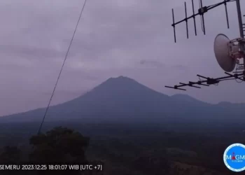 Gunung Semeru yang terpantau dari Pos Pengamatan Gunung Semeru di Gunung Sawur, Kabupaten Lumajang, Jawa Timur, Senin (25/12/2023) petang. ANTARA/HO-PVMBG/aa.