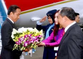 Usai menempuh perjalanan selama kurang lebih tiga jam dari Manila, Filipina, Presiden Jokowi tiba di Vietnam pada Kamis (11/01/2024). (Foto: BPMI Setpres/Rusman)