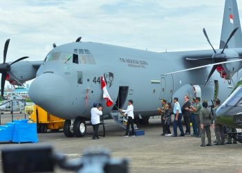 Presiden Jokowi menyaksikan penyerahan pesawat C-130J Super Hercules dari Kemhan ke TNI AU, di Pangkalan TNI AU Halim Perdanakusuma, Jakarta, Rabu (24/01/2024). (Foto: Humas Setkab/Rahmat)