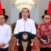 Presiden Jokowi didampingi Mensesneg Pratikno dan Menteri PANRB Abdullah Azwar Anas memberikan keterangan pers, Jumat (05/01/2024). (Foto: BPMI Setpres)