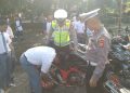 Petugas Satlantas Polresta Tanjungpinang saat Mencopot Knalpot Brong dari Motor Pelajar, foto: Mael/detak.media