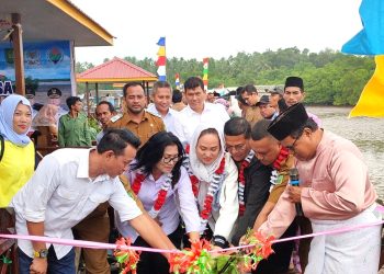 Peresmian ditandai dengan sesi tepuk tepung tawar, dan doa bersama (foto: Zaki)