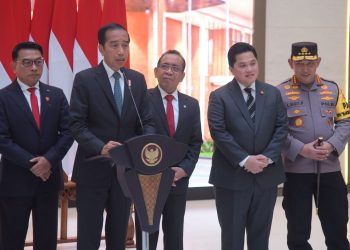 Presiden Jokowi memberikan keterangan pers di Bandar Udara Halim Perdanakusuma, Selasa (09/01/2024) siang. (Foto: Humas Setkab/Rahmat)