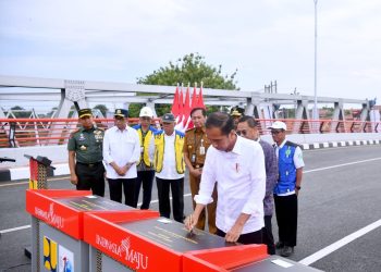 Presiden Jokowi meresmikan enam jembatan yang menggantikan Jembatan Callendar Hamilton (CH) di lintas utara Jawa, Rabu (03/01/2024). (Foto: BPMI Setpres/Rusman)